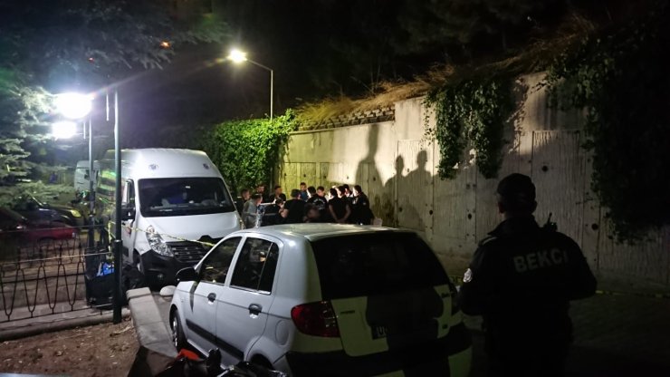 Eski Eşini Bıçakla Yaralayıp, Erkek Arkadaşını Tabancayla Öldürdü