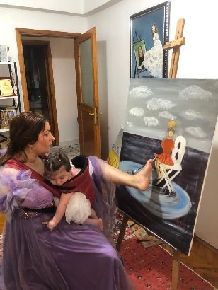 İki Kolu Da Olmayan Ayşe, Sol Ayak Parmağıyla Resim Yapıyor