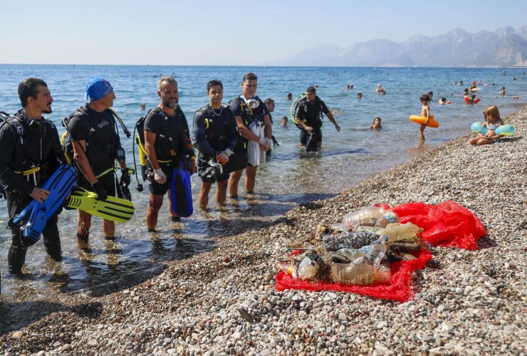 Kıyı Ve Dip Temizliğinde Turist Altın Küpe Buldu, Dalgıçlar Çöp Çıkardı
