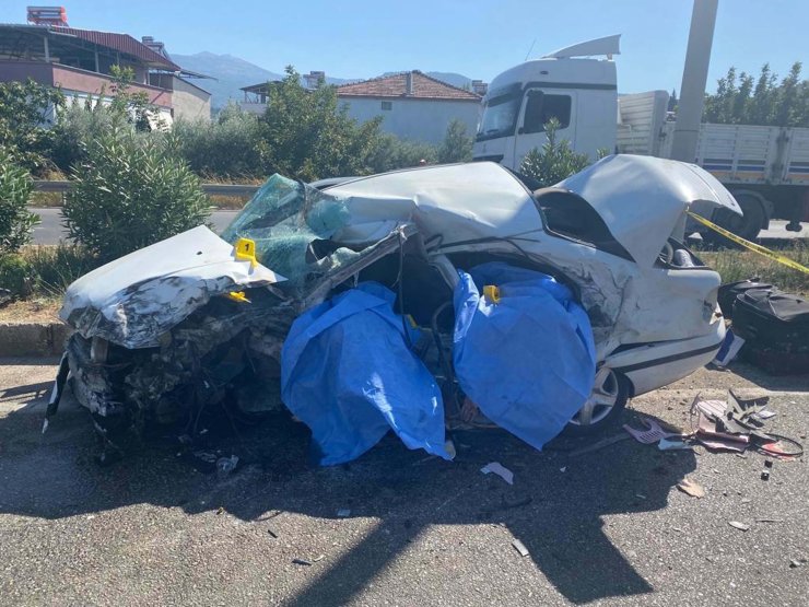 Refüjü Aşıp Tır'a Çarpan Otomobildeki Karı- Koca Öldü, Çocukları Yaralandı