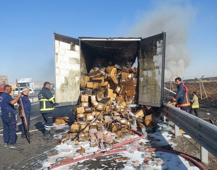 Şekerleme Yüklü Tır’ın Dorsesi Yandı