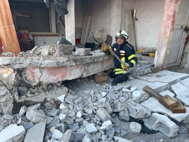 Tarsus'ta Eski Yapı Evin Duvarı Çöktü, 1 Çocuk Yaralandı