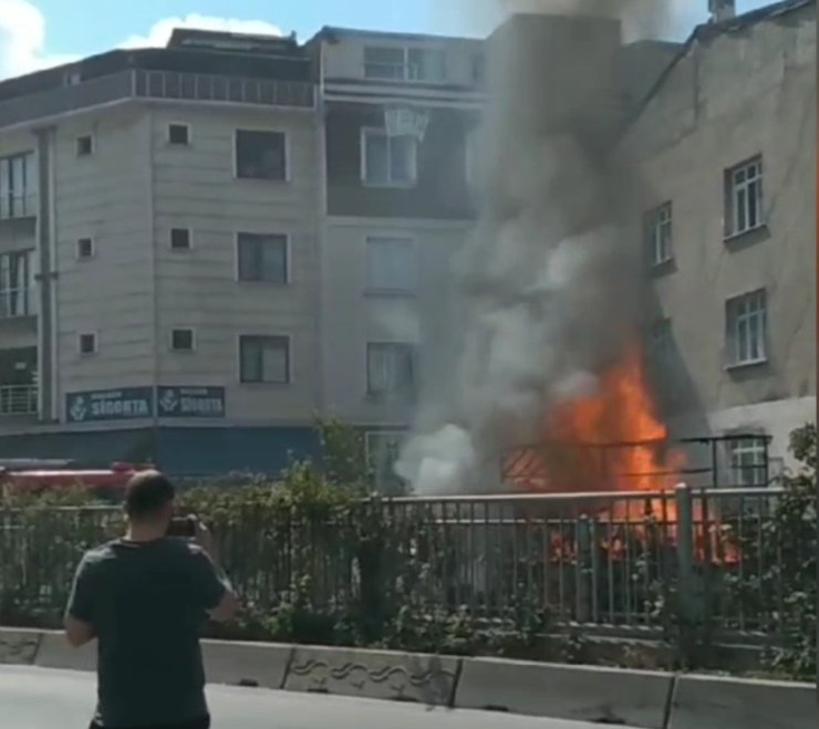 Bağcılar'da Kamyonet Alev Alev Yandı, Elektrik Kablosu Koptu