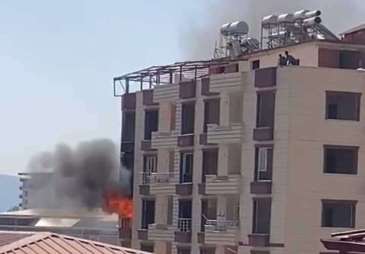 Gaziantep'te Ağır Hasarlı Binada Yangın