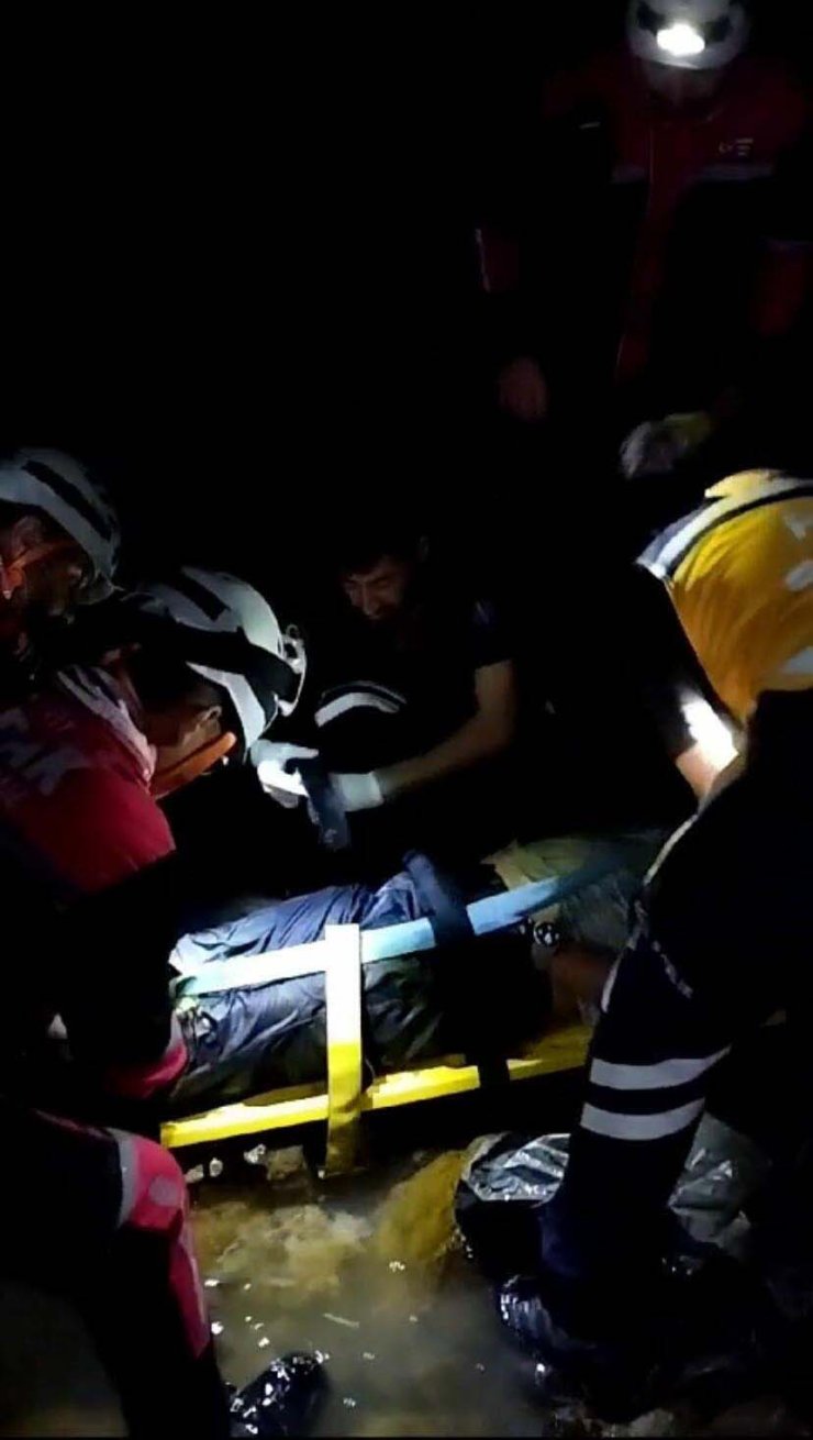 İzmir'deki Orman Yangınında 2'nci Gün; Baraja Düşen Helikopterdeki 3 Mürettebat Aranıyor (5)