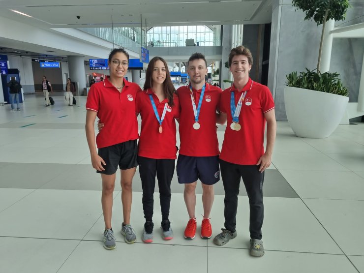 Yunanistan'da 4 Altın Madalya Kazanan Paletli Yüzme Milli Takımı, Yurda Döndü