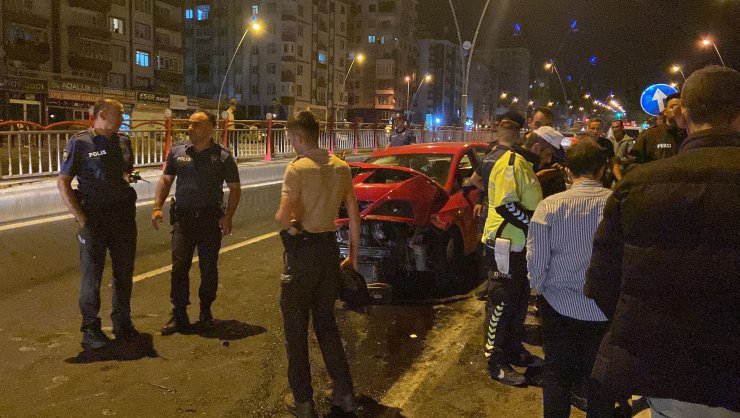 Alkollü Sürücünün Kullandığı Otomobil Bariyerlere Çarptı: 4 Yaralı