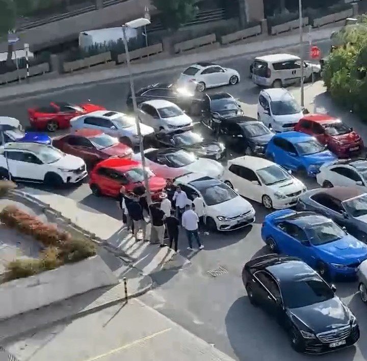 Bayrampaşa'da Düğün Konvoyundaki Araçlar Drift Atıp Yol Kapattı