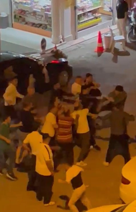 Düğünde Karşılaşan Husumetli Akrabalar Tekme Tokat Kavga Etti