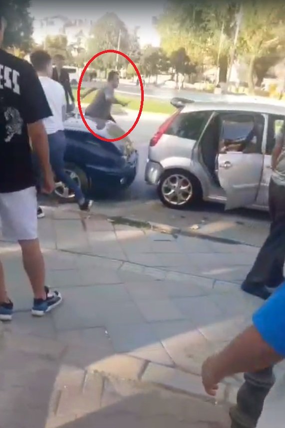 Elinde Bıçakla Otomobilini Tekmeleyen Sürücünün Peşinden Koştu; Çocuğu Da O Anları İzledi