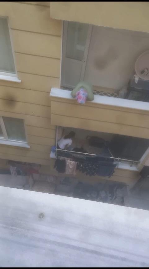 Esenyurt'ta Tartıştığı Karısını Bıçaklayarak Öldürdü: Çocukları Annlerinin Başında Feryat Etti