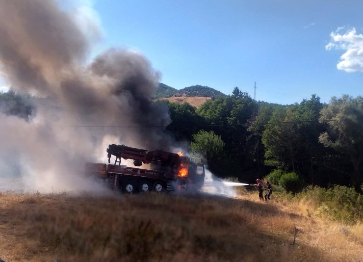 Hafif Ticari Araçla Çarpışan Vinçli Kamyon Yandı: 8 Yaralı