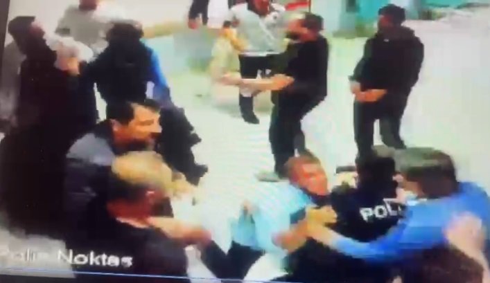 Hasta Yakını Polis Memurunun, Meslektaşları Ve Güvenlik Görevlileriyle Yaşadığı Arbede Kamerada