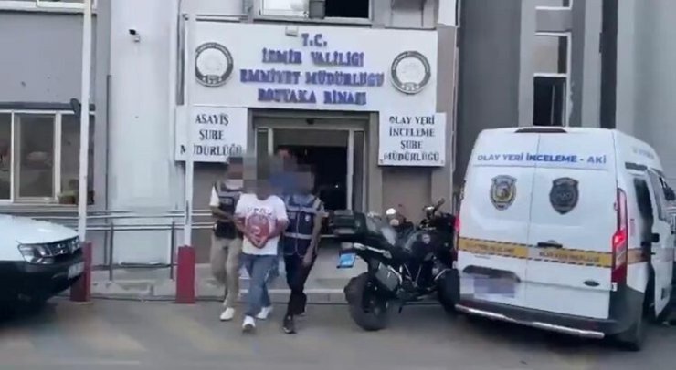 İzmir'de 1282 Yıl 1700 Ay Hapis Cezasıyla Aranan Cezaevi Firarisi Hükümlü Yakalandı