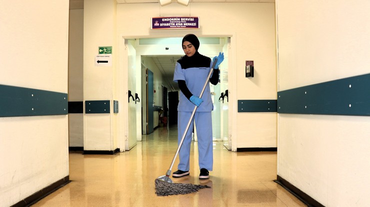 malatyada-inonu-universitesi-tip-fakultesi-endokrin-servisinde-temizlik-gorevlisi-olarak-calisan-melisa-metin-kucukluk-hayali-olan-doktorluk-meslegi-icin-ilk-adimini-atti-1.jpg