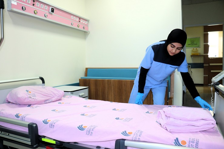 malatyada-inonu-universitesi-tip-fakultesi-endokrin-servisinde-temizlik-gorevlisi-olarak-calisan-melisa-metin-kucukluk-hayali-olan-doktorluk-meslegi-icin-ilk-adimini-atti-3.jpg