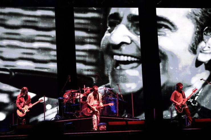 Mor Ve Ötesi’nden 17 Bin Kişilik Dev Konserde Ustalara Saygı Duruşu