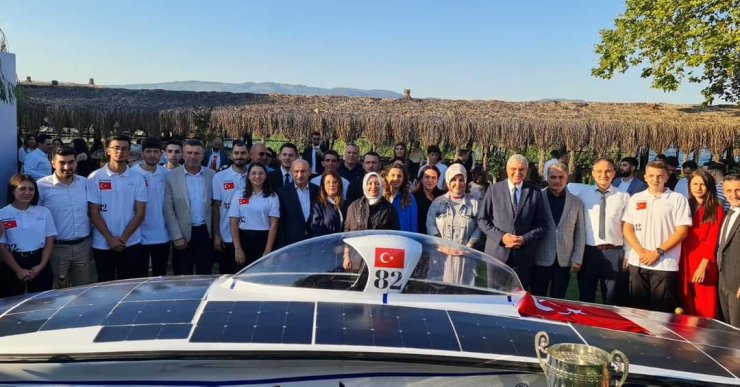 Öğrencilerin Geliştirdiği Güneş Enerjili Araç Tanıtıldı