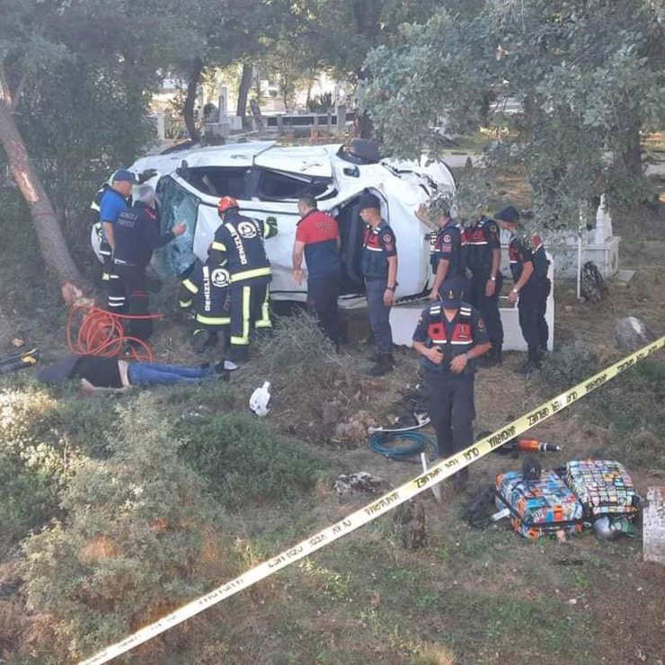 Otomobil, Elektrikli Bisiklete Çarpıp, Mezarlığa Yuvarlandı: 3 Ölü