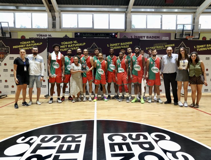 Pınar Karşıyaka Kupayla Döndü