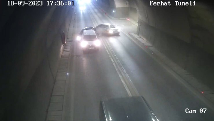 Tünelde 3 Aracın Karıştığı Zincirleme Kaza Anı Kamerada; 6 Yaralı