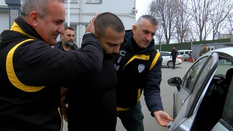 3 Kurşunla Öldürdüğü Ev Arkadaşının Kafasını Kesip Buzdolabında Saklamış