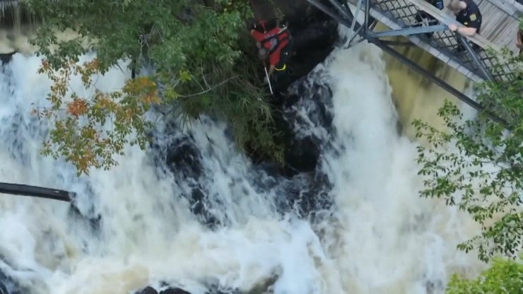 Abd’de Nehir Kenarında Mahsur Kalan Köpeğin Kurtarılma Anları