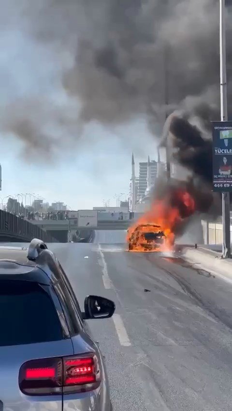 Bakımdan Aldığı Otomobil 5 Kilometre Sonra Yandı