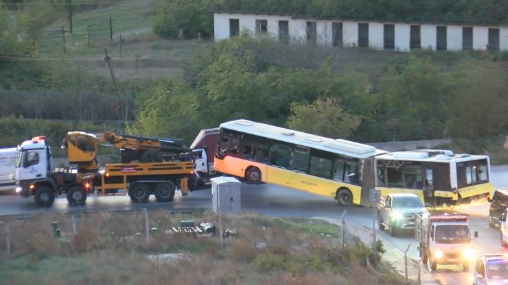 Başakşehir'de Devrilen İett Otobüsü Kaldırıldı