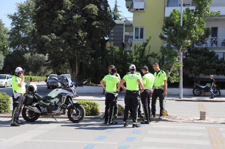 Kamyonetin 'yaya Geçidi'nde Çarptığı Kadın Öldü, Engelli 2 Kızı İle Görümcesi Yaralandı