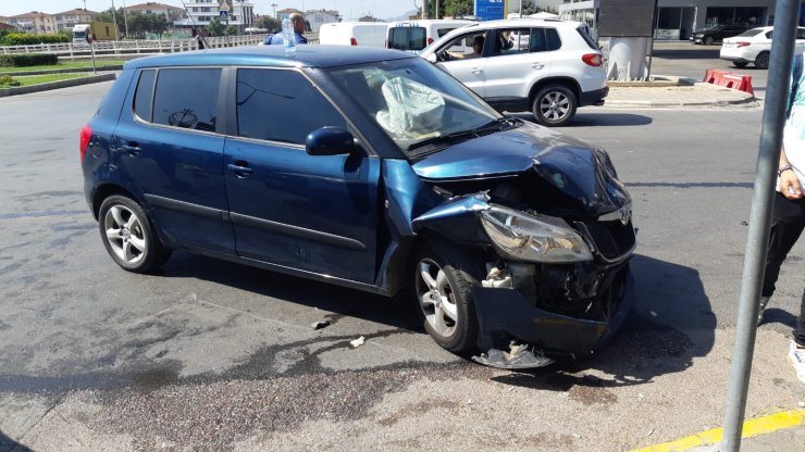 Kavşakta Otomobille Minibüsün Çarptığı Kaza Kamerada