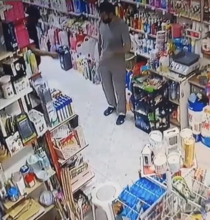 Küçükçekmece'de Aynı İşyerine Bir Hafta Arayla İki Silahlı Saldırı Kamerada