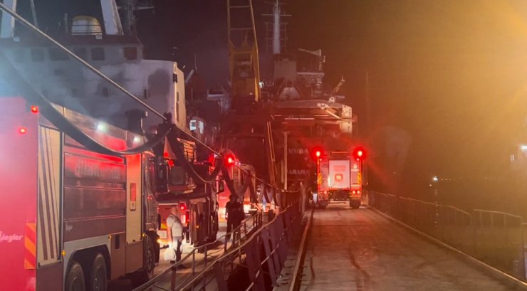 Tuzla'da Tersanedeki Yağ Tankerinde Yangın Çıktı