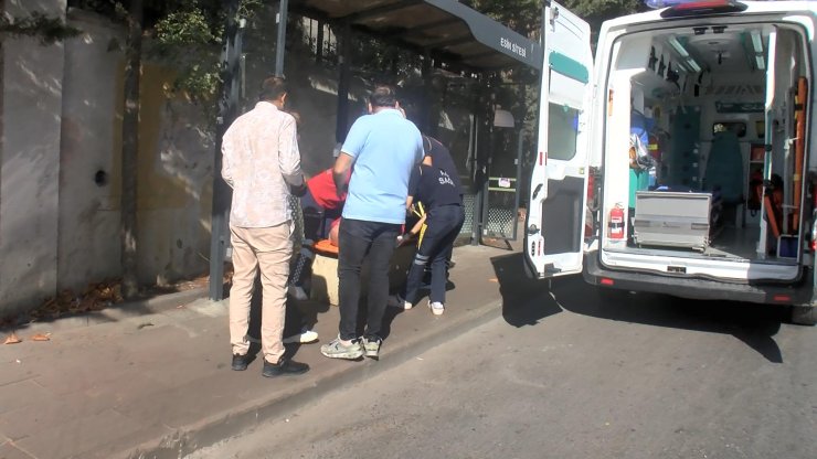 Üsküdar'da Otomobil Çarpan Yayaya İlk Müdahaleyi İtfaiye Yaptı