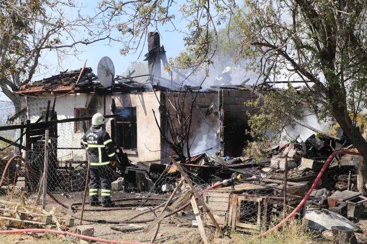 Yemek Pişirmek İçin Yakılan Ateş, Ev, Samanlık Ve Ahırı Yaktı
