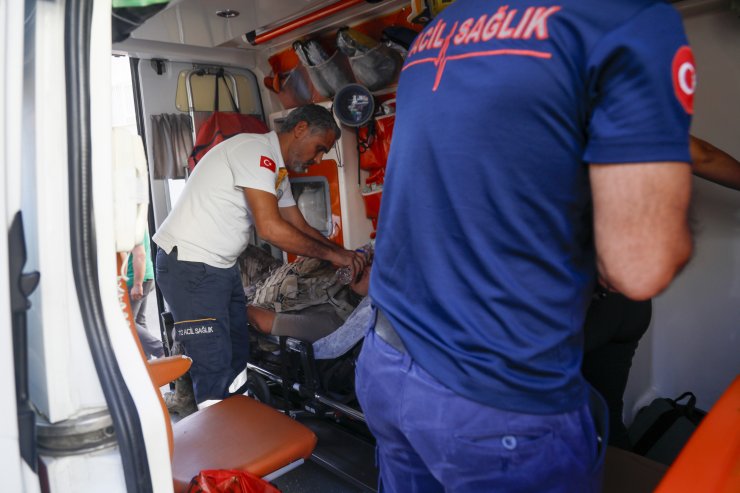 Bıçakla Annesini Rehin Alıp Çamaşır Suyuyla Polisleri Engelleyen Şüpheli Bacağından Vurulup Yakalandı