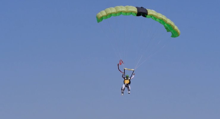 Eski Tüfek Paraşütçüler 8 Bin Metreden Atlayarak Jübile Yaptı