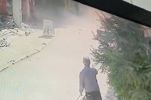 Hasarlı Binanın Çatısının Yola Ve Araçların Üzerine Düşmesi Kamerada