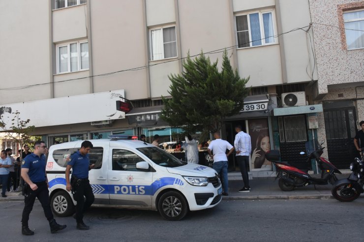 İzmir'de Silahlı Ve Maskeli Kuyumcu Soygunu Kamerada; 1 Yaralı