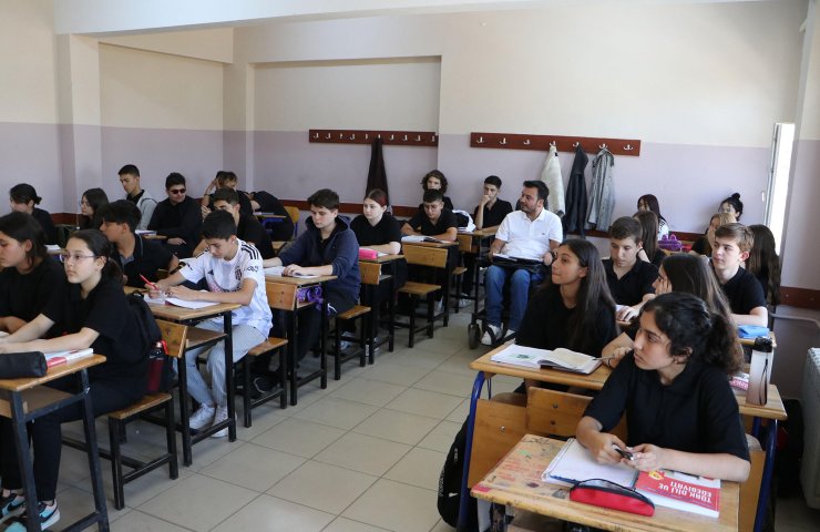 Kaza Sonrası Bırakmak Zorunda Kaldığı Liseye, Tekerlekli Sandalye İle Öğretmen Döndü