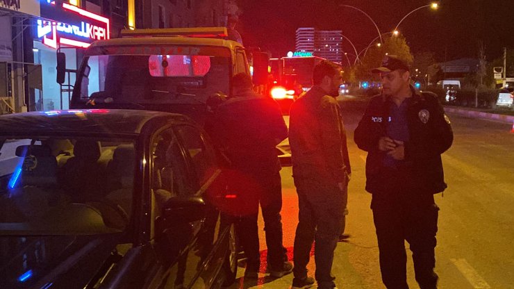 Kaza Yapan Sürücü, Yoldan Geçen Kişi Tarafından Sırtından Bıçaklandı