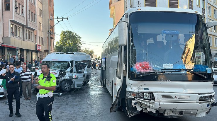 Kütahya'da Freni Boşalan Servis Otobüsü 4 Araca Çarptı: 3 Yaralı