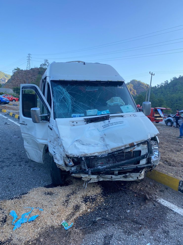 Marmaris'te Servis Minibüsü İle Kamyonet Çarpıştı; 1 Ölü, 7 Yaralı