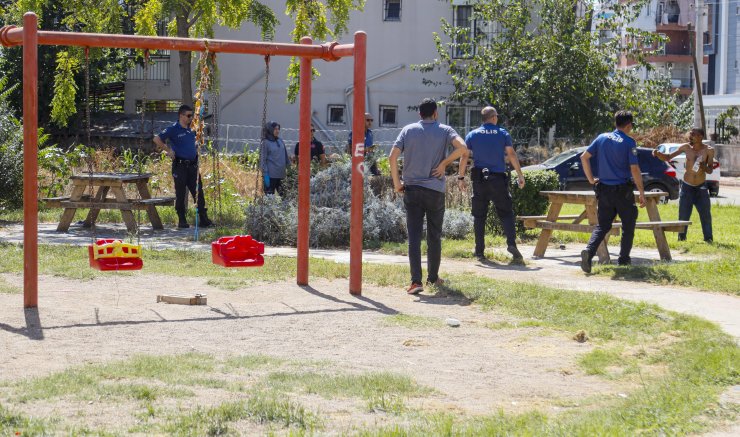 Parkta Temizlik Görevlisi 'Git Buradan' Deyince Kendini Salıncağa Bağladı