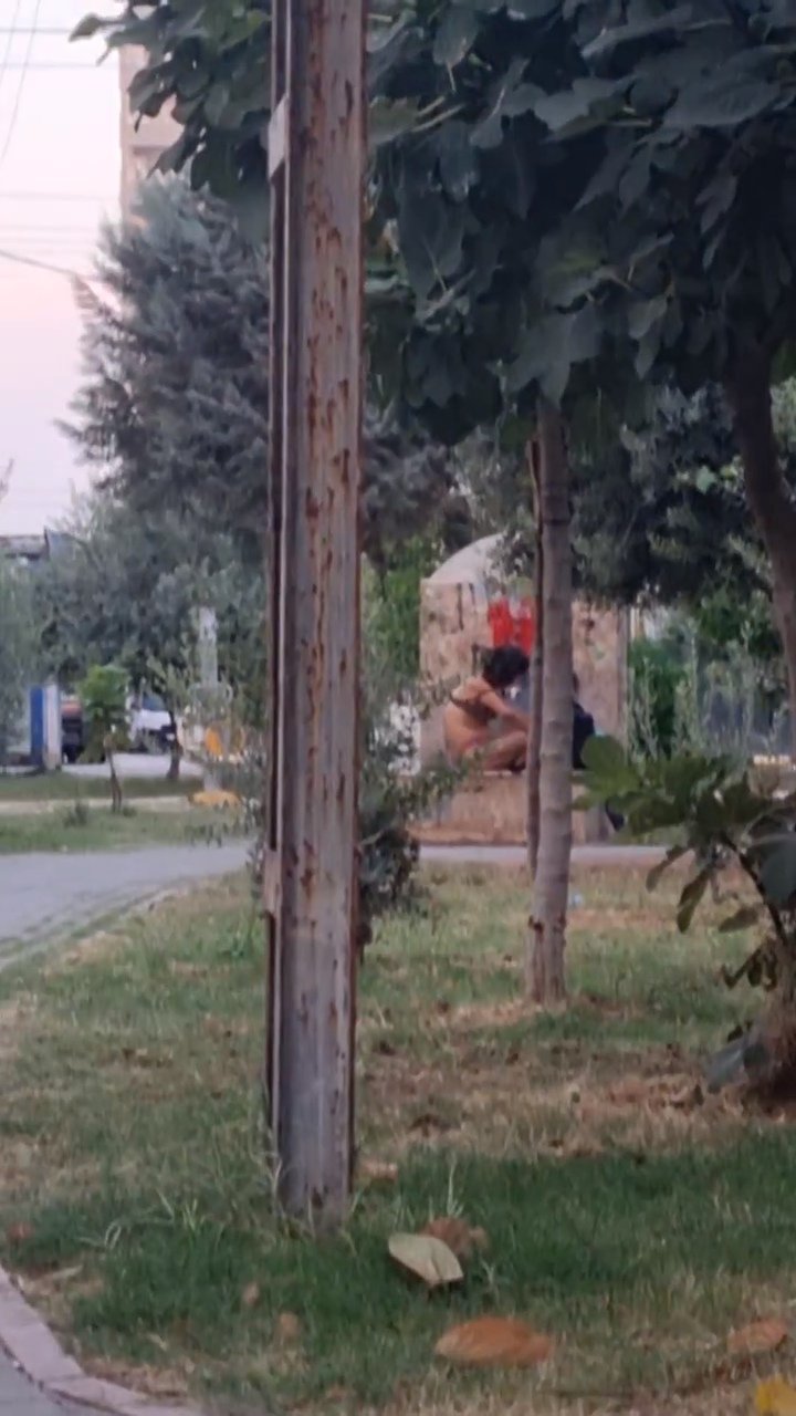 Parktaki Çeşmede, İç Çamaşırlarıyla Banyo Yaptı