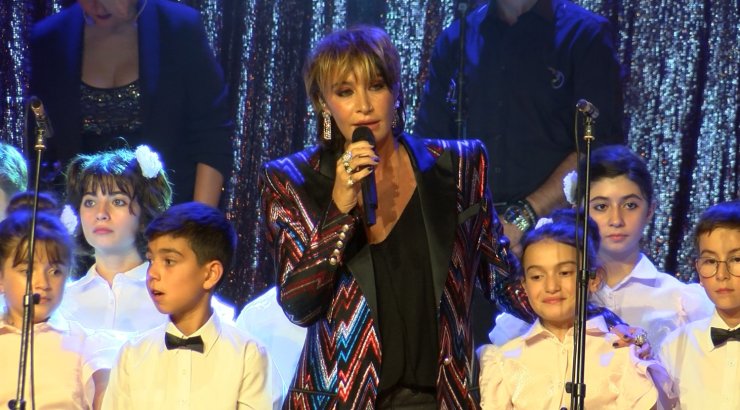 Şarkıcı Sıla Lösemiyi Yenen Çocuklarla Sahne Aldı