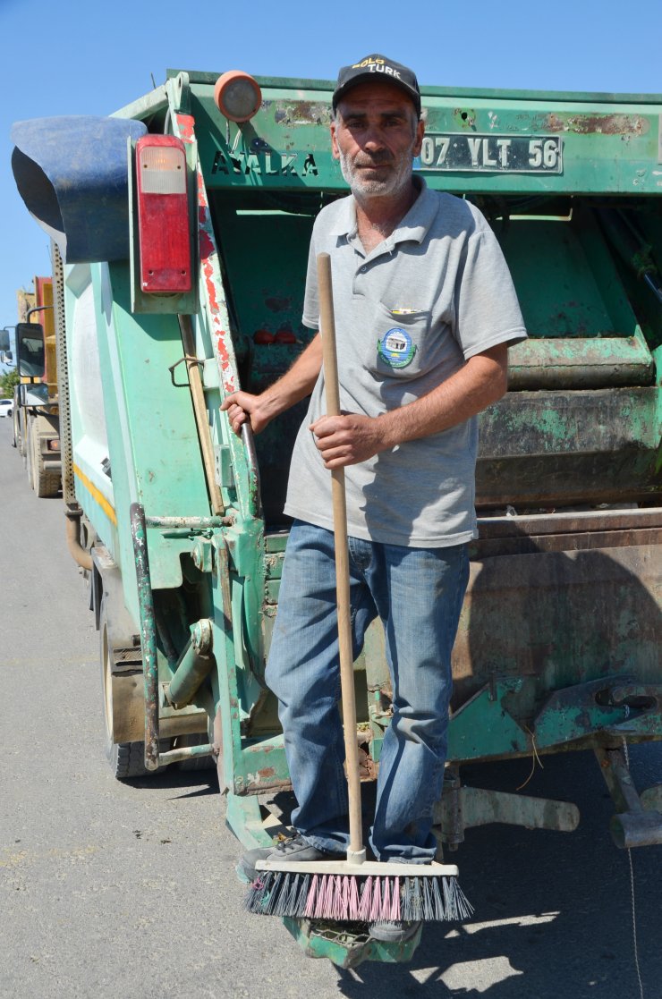 Temizlik Görevlisi, Cami Tuvaletinde Bulduğu 7 Milyon Liralık Çeki Polise Teslim Etti