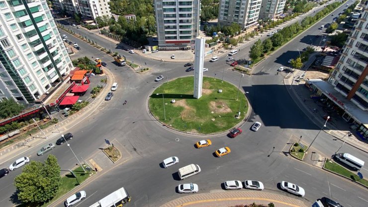 Ailelerin Çocuklarıyla Geçmek İstemediği Kavşak; 3 Ayda 3 Araç İş Yerlerine Girdi