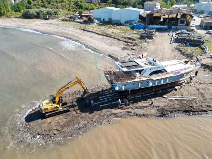 Bartın'da Yapımı 2 Yılda Tamamlanan Gulet Yat Denize İndirildi