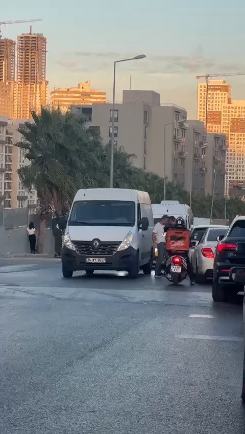 Esenyurt'ta Tekmeli Yumruklu Yol Kavgası Kamerada
